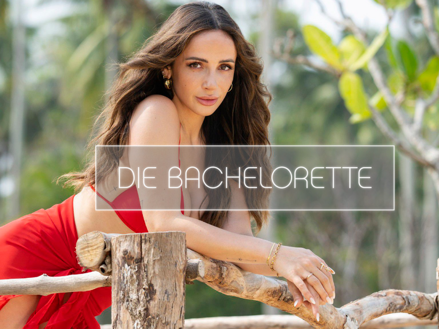 "Die Bachelorette" 2023 Jennifer Saro im roten Kleid & Logo 