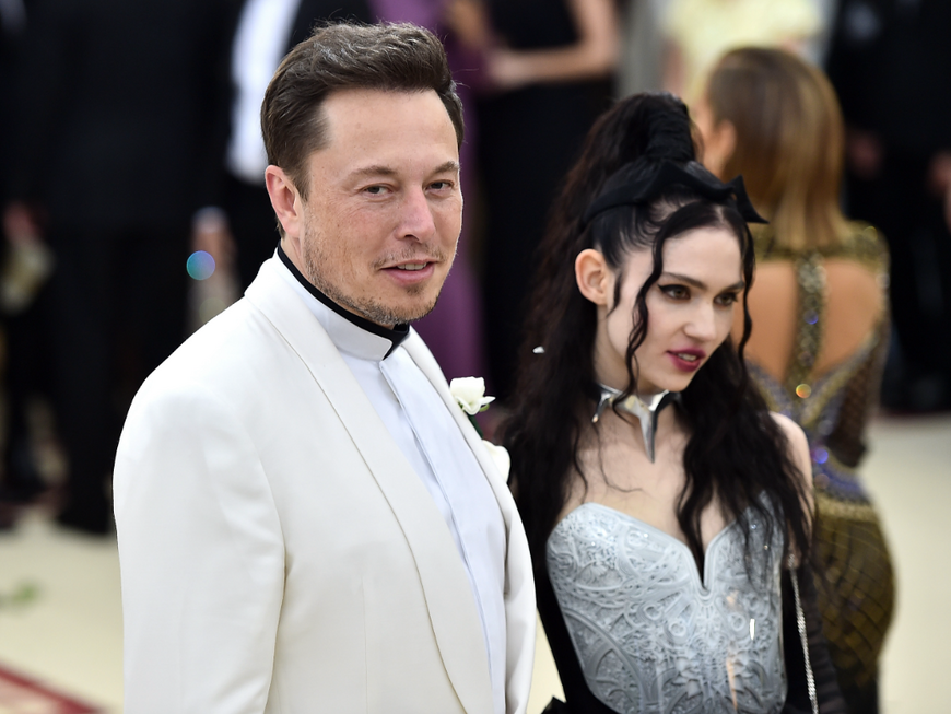 Elon Musk und Grimes posieren zusammen