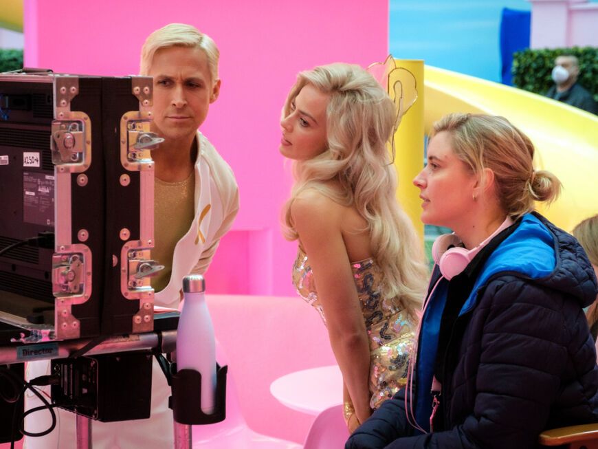 Hinter den Kulissen von Barbie stehen Ryan Gosling als Ken, Margot Robbie und Greta Gerwig