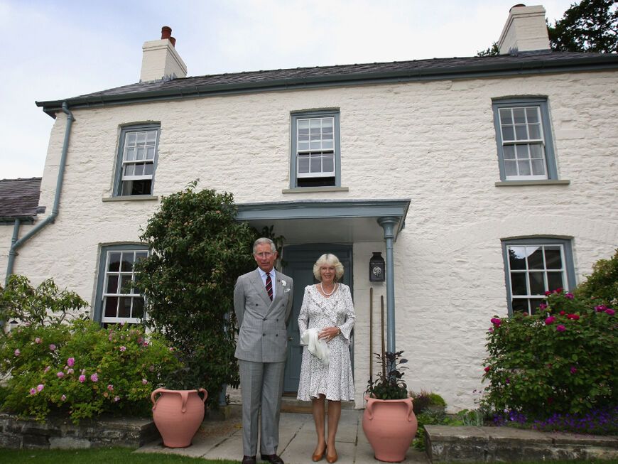 König Charles und Königin Camilla vor ihrem Anwesen Llwynywermod. 