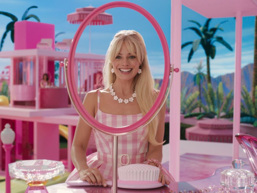 Filmszene Margot Robbie als Barbie lacht