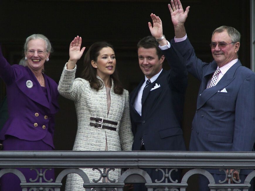 Königin Margrethe, Prinzessin Mary, Prinz Frederik und Henri feiern die Verlobung des Thronfolgers. 