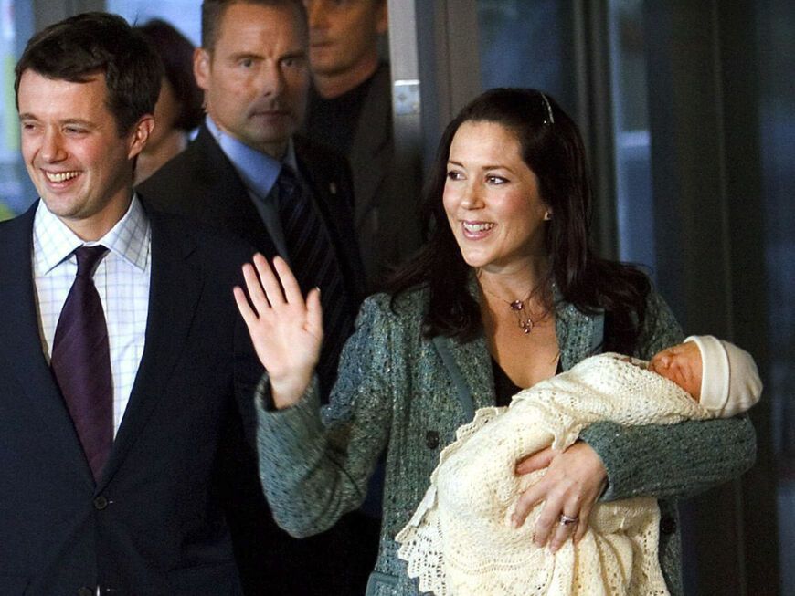 Prinz Frederik, Prinzessin Mary und ihr erstes Kind Prinz Christian. 