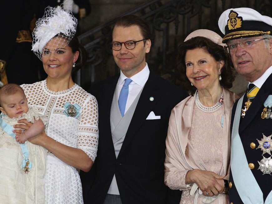 Prinz Oscar mit Prinzessin Victoria, Prinz Daniel, Königin Silvia und König Carl Gustaf. 