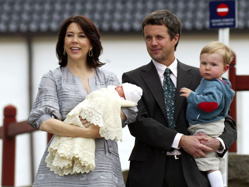 Prinzessin Mary mit Prinzessin Isabella und Prinz Frederik mit Prinz Christian. 
