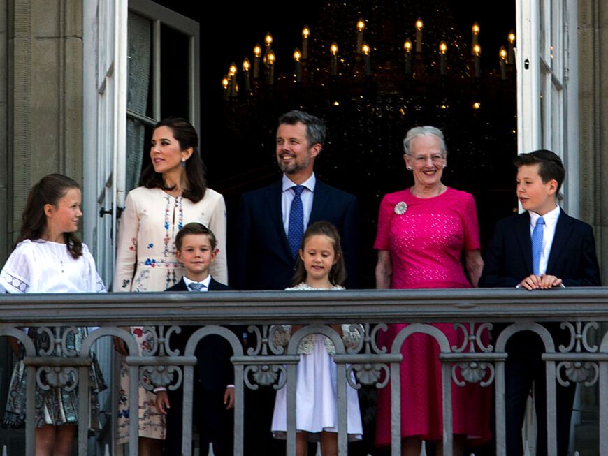 Königin Margrethe von Dänemark mit den Thronfolgern und ihren Enkeln. 