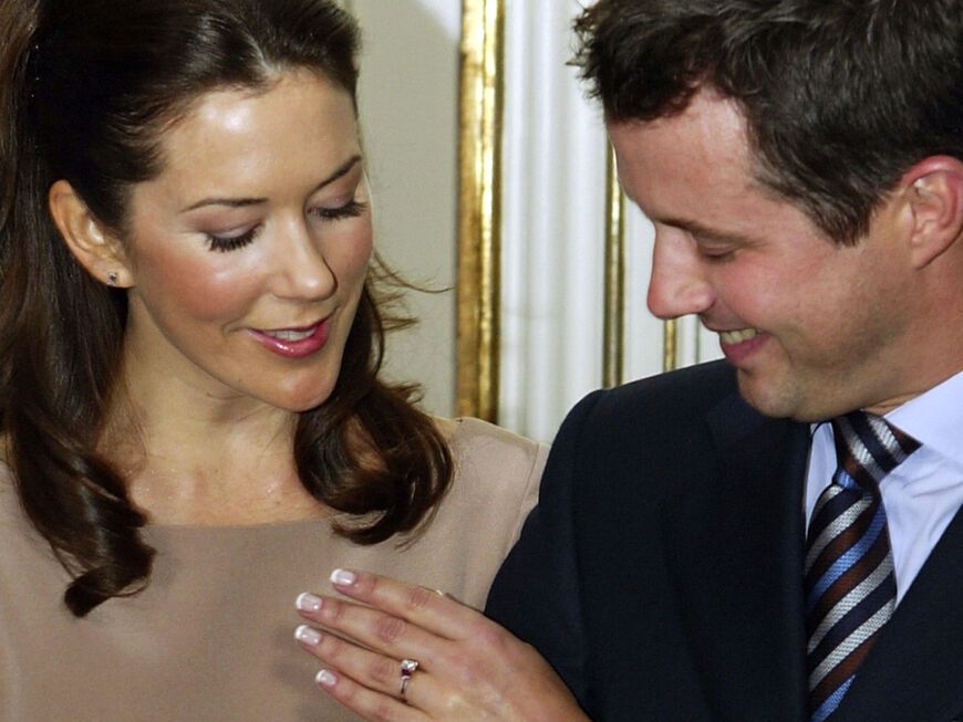 Prinzessin Mary und Prinz Frederik geben im Jahr 2003 ihre Verlobung bekannt. 