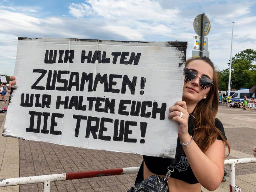 Rammstein-Fan mit Plakat