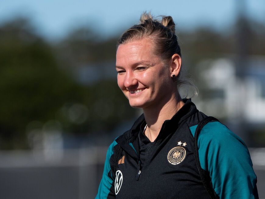 Alexandra Popp lächelt beim Training der deutschen Nationalmannschaft 2023
