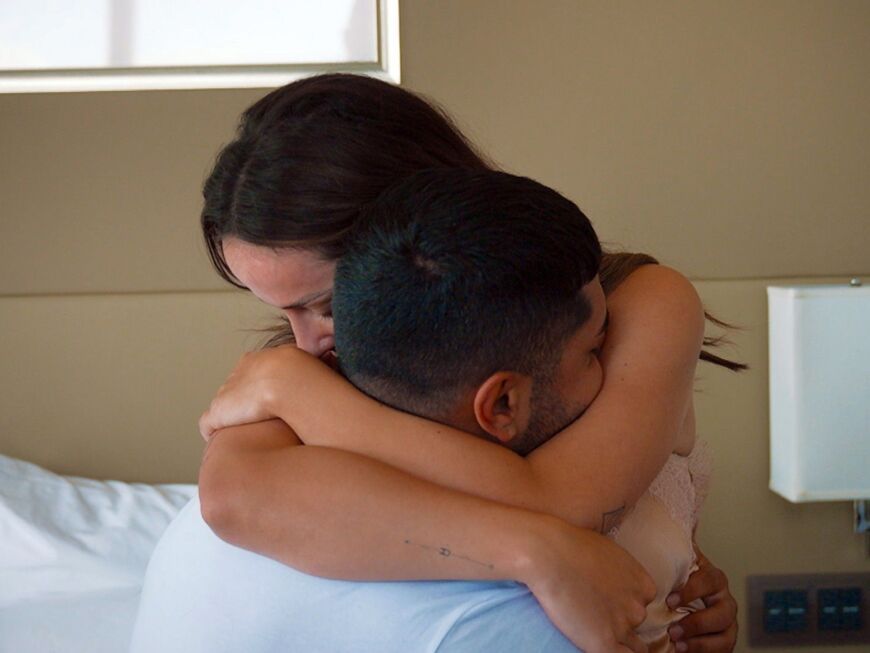 "Die Bachelorette" 2023 Dreamdates: Jennifer Saro umarmt Adrian im Bett