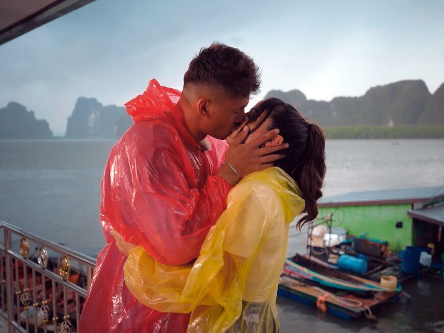 "Die Bachelorette" 2023 - Folge 6 - Jennifer Saro und Fynn küssen sich im Regen
