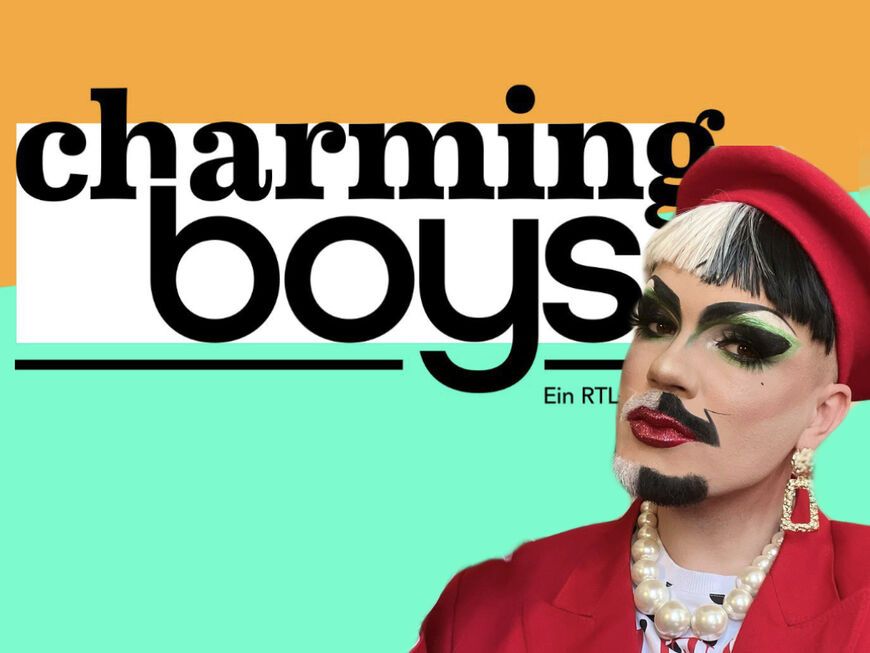 Dragqueen Bambi Mercury vor "Charming Boys"-Logo