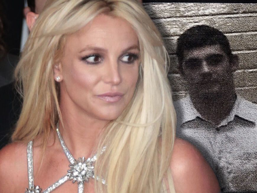 Britney Spears sieht erschrocken zur Seite, im Hintergrund das Polizeifoto von Jason Alexander