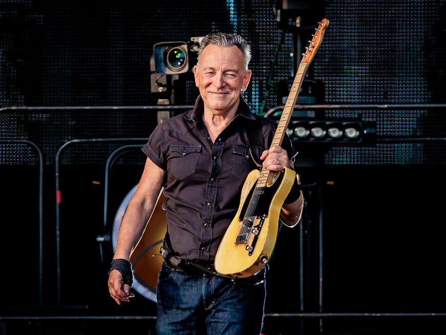Bruce Springsteen hält eine Gitarre in der Hand