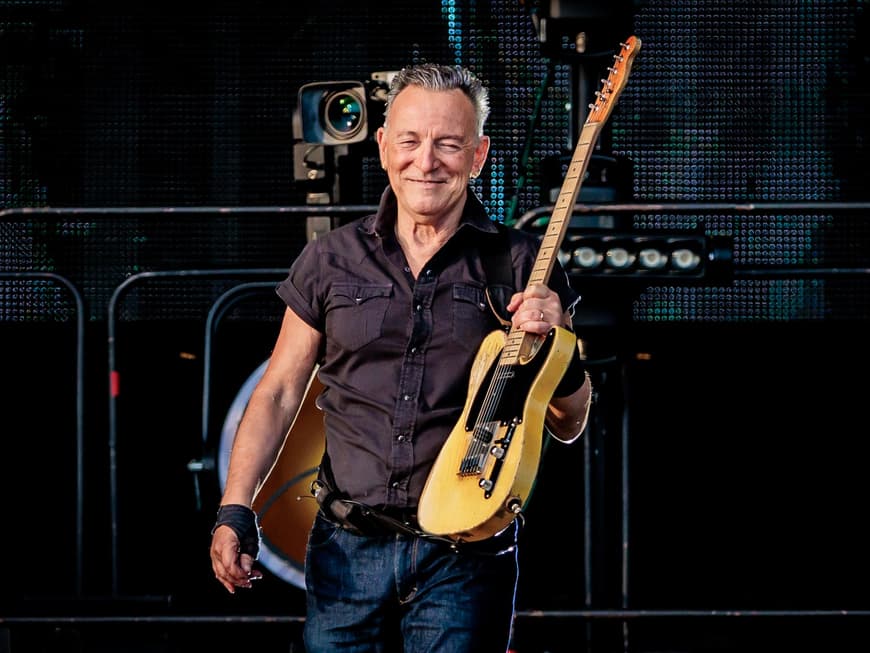 Bruce Springsteen hält eine Gitarre in der Hand