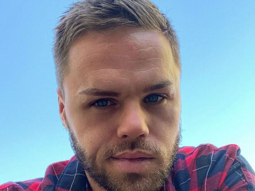 DSDS-Star Daniel Schuhmacher schmunzelt auf Instagram-Selfie vor blauen Himmel
