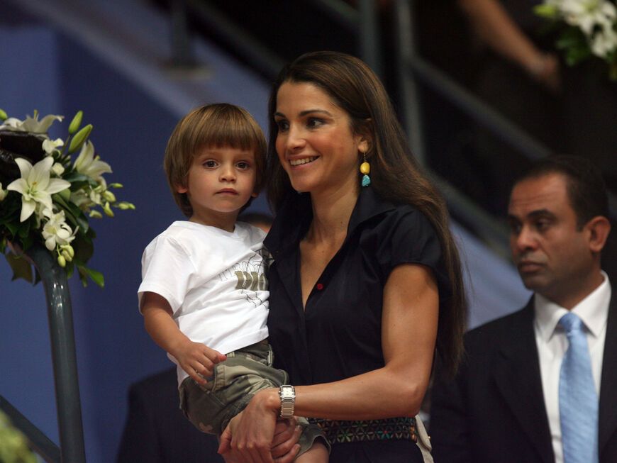 Königin Rania trägt Prinz Hashem auf dem Arm