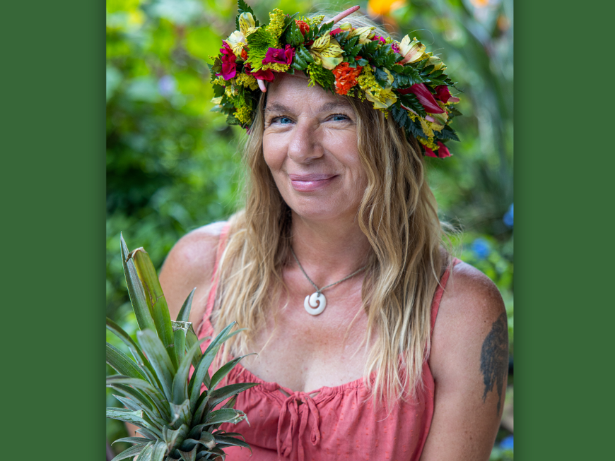 Manuela Reimann lächelnd auf Hawaii mit typischem Blütenschmuck