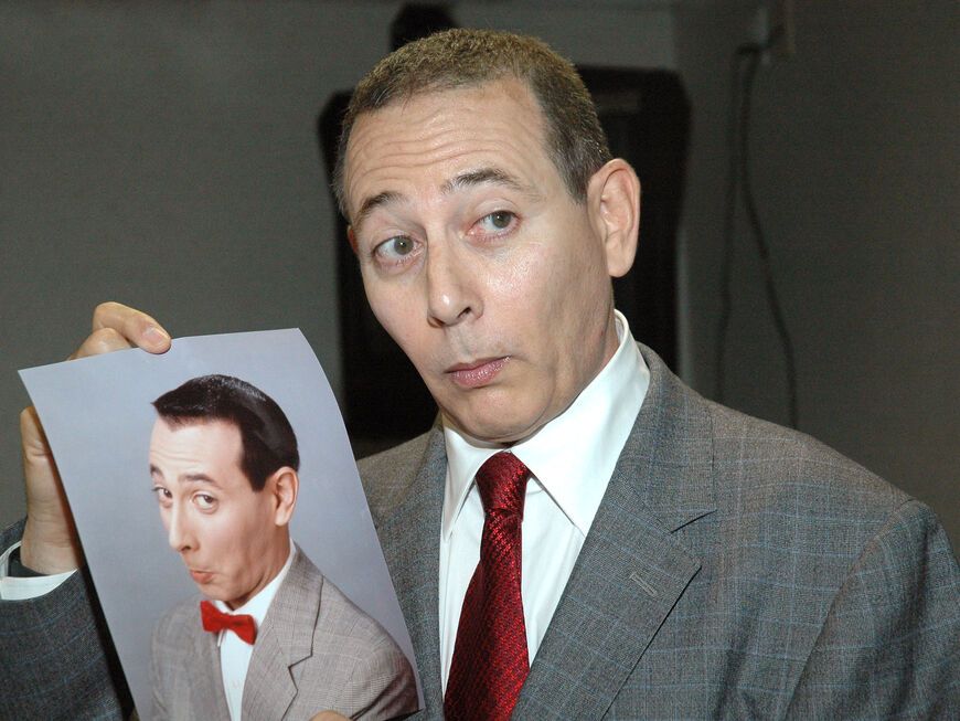 Paul Reubens hält "Pee-wee Herman"-Foto in den Händen