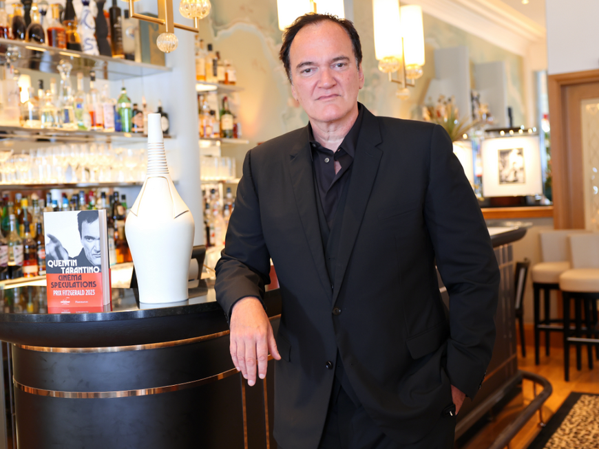 Quentin Tarantino posiert an einer Bar