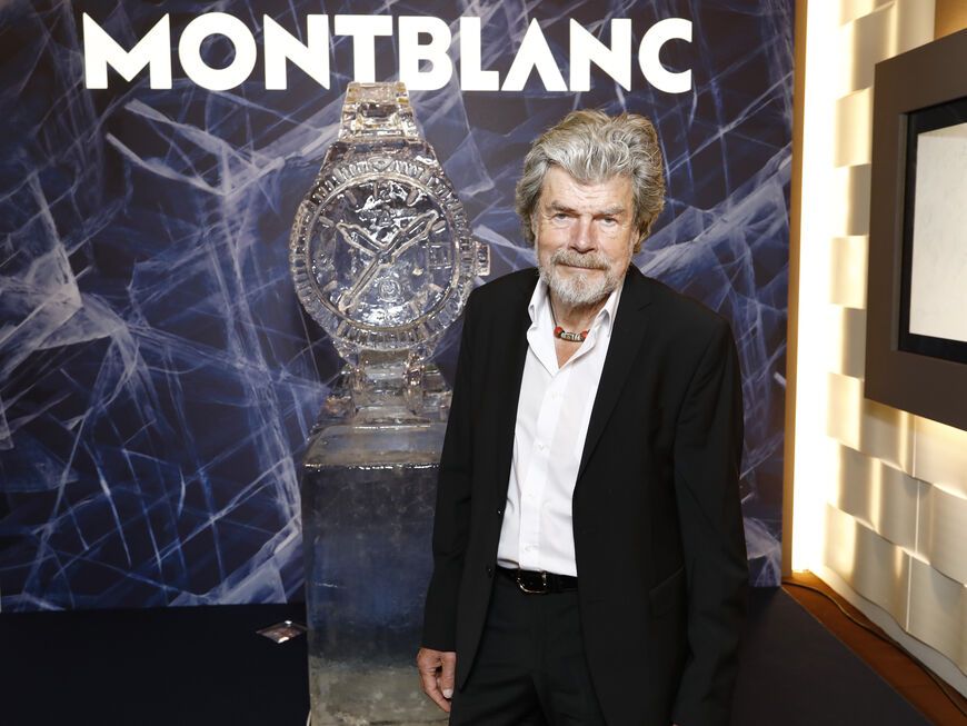 Reinhold Messner vor einem Montblanc-Logo