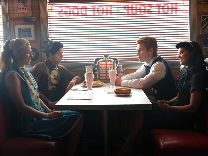 Riverdale Protagonisten sitzen in Pops Restaurants