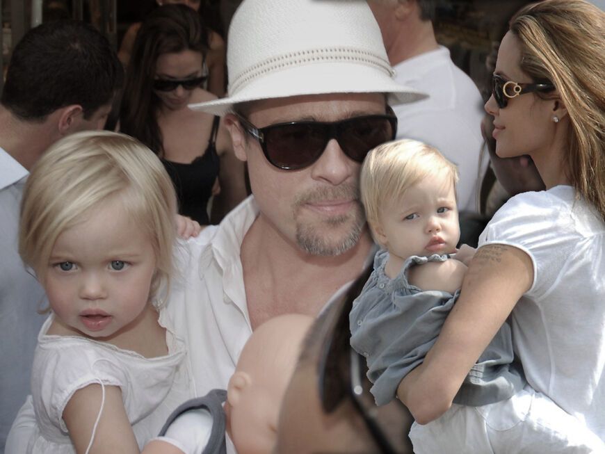 Brad Pitt und Angelina Jolie tragen Tochter Shiloh Jolie-Pitt auf dem Arm