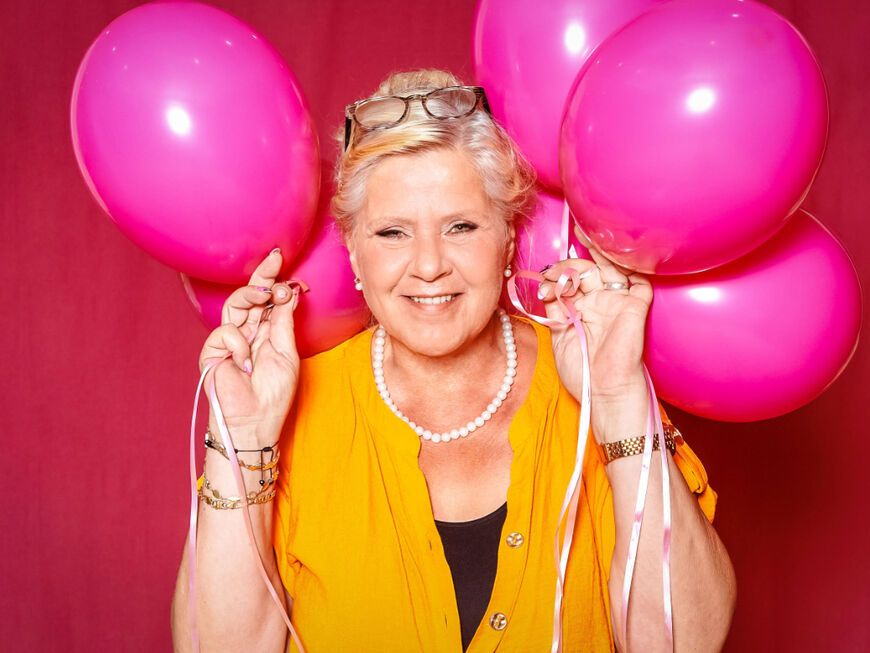Silvia Wollny mit Luftballons glücklich
