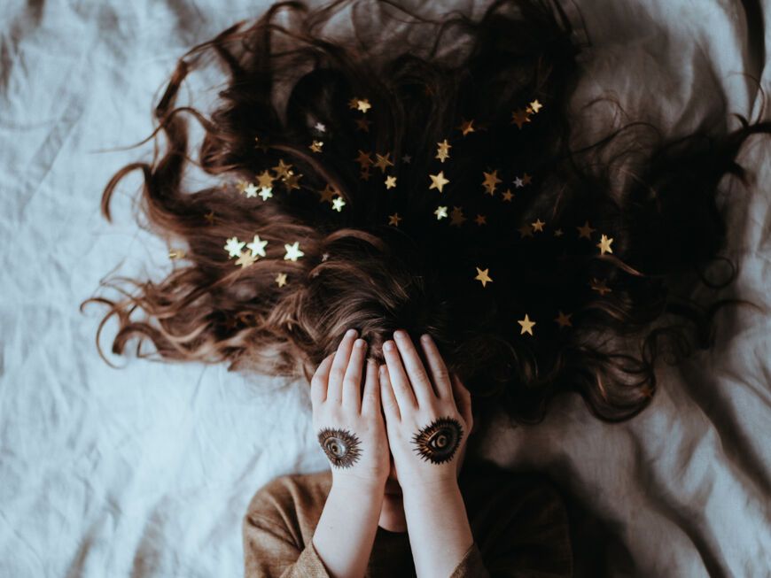 Tageshoroskop Mädchen mit Sternen im Haar