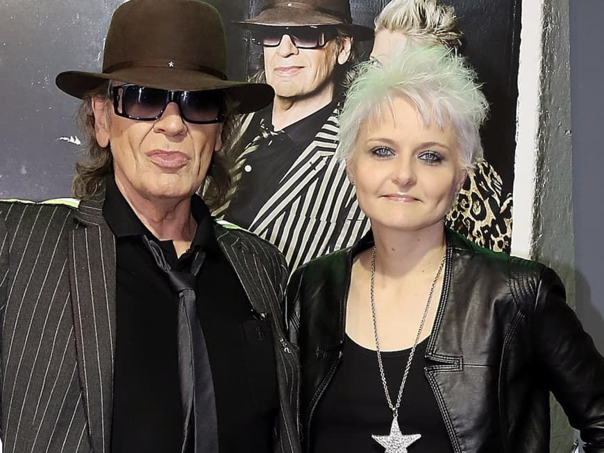 Udo Lindenberg und Tine Acke posieren auf dem Red Carpet