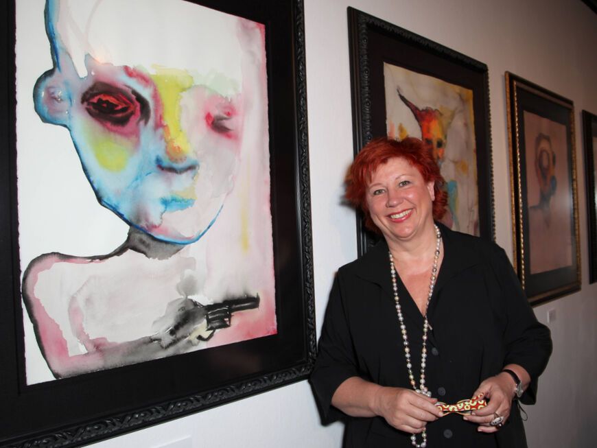Barbara Salesch lacht bei einer Kunstausstellung vor ihrem Bild "Trainables"