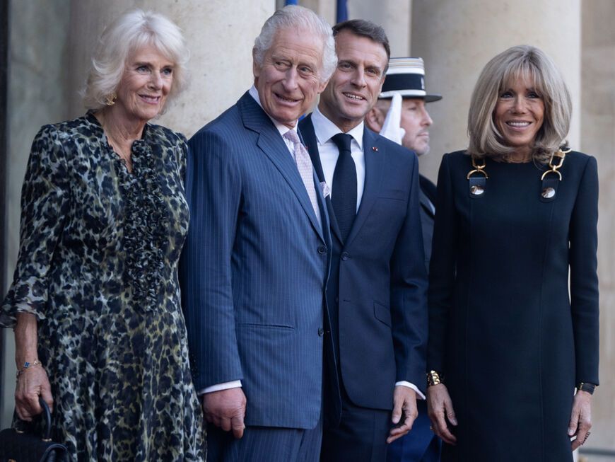 Königin Camilla, König Charles, Emmanuel Macron und Brigitte Macron stehen nebeneinander.