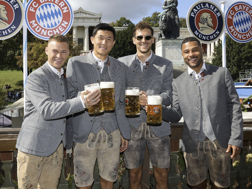 Joshua Kimmich, Min Jae Kim, Leon Goretzka und Serge Gnabry (v.l.) beim Münchener Oktoberfest 2023 