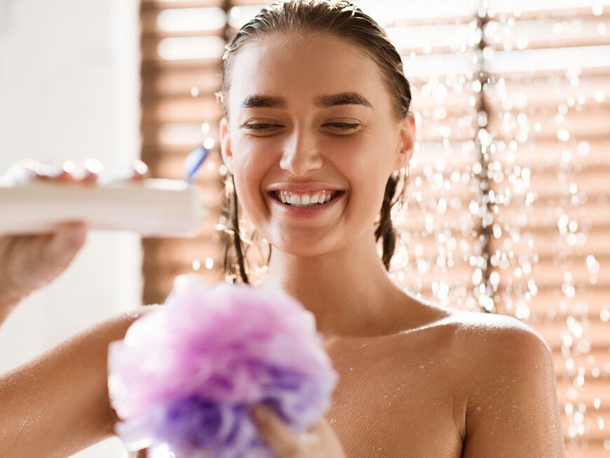 Frau duscht mit 5 Tipps