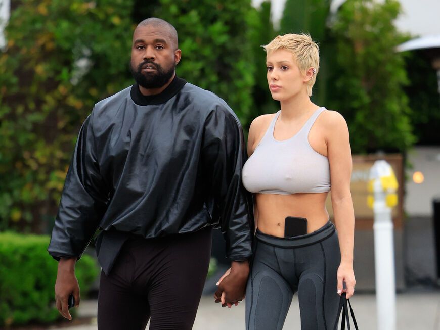 Kanye West und Bianca Censori Hand in Hand auf der Straße
