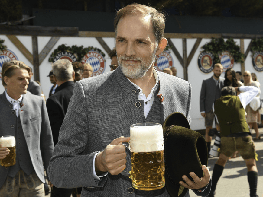 Bayern-Trainer Thomas Tuchel mit Bier und Hut auf dem Oktoberfest 2023 