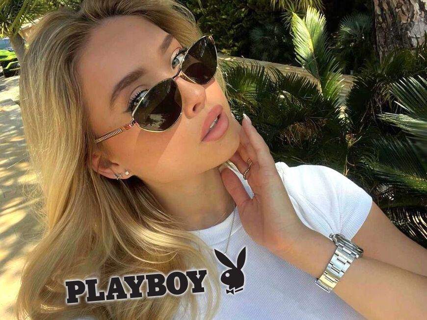 Shania Geiss macht ein Selfie mit offenem Mund, darunter erscheint das Playboy-Logo