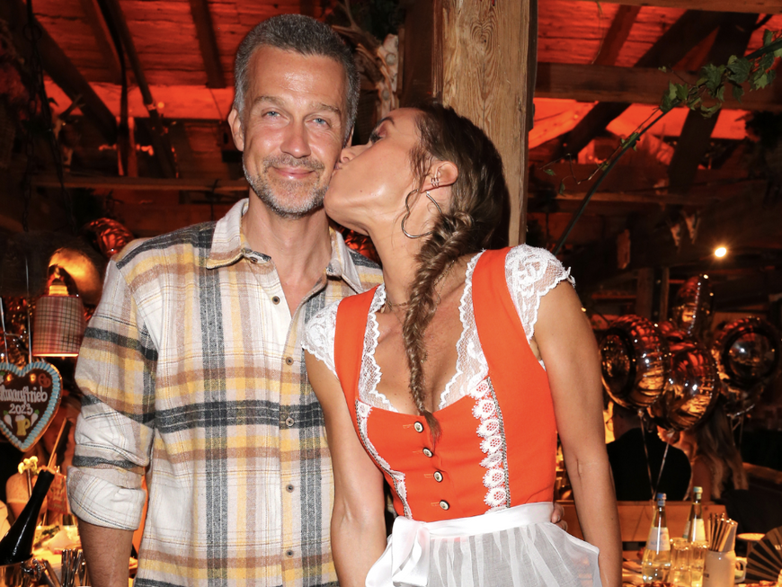 Stars auf dem Münchner Oktoberfest 2023: Annemarie und Wayne Carpendale küssen sich 