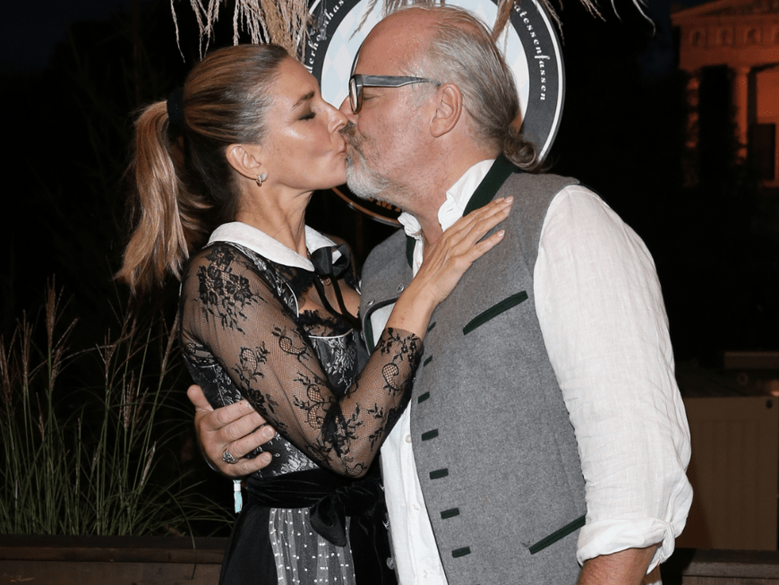 Stars auf dem Münchner Oktoberfest 2023: Claudelle Deckert küsst Peter Olsson 