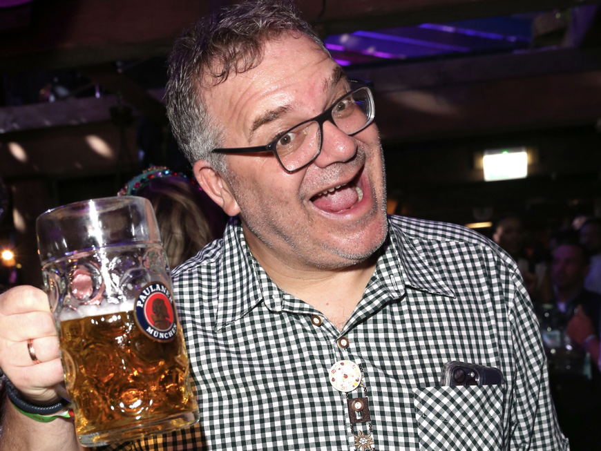 Stars auf dem Münchner Oktoberfest 2023: Elton mit Bier 