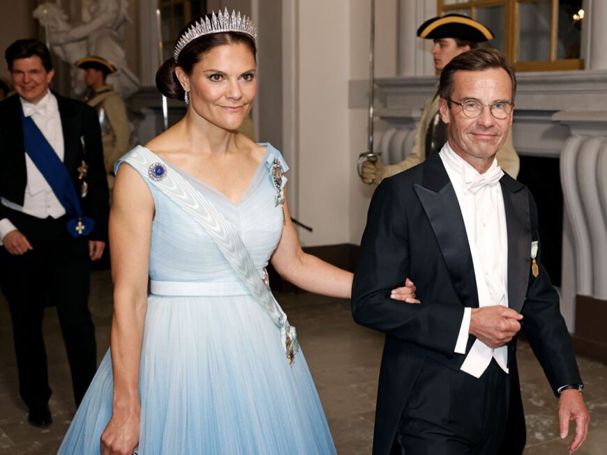 Victoria von Schweden und Schwedens Premierminister Ulf Kristersson auf dem festlichen Bankett zu Ehren König Carl Gustafs.