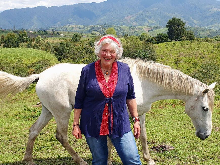 "Bauer sucht Frau International"-Kandidatin Marisol steht vor ihrem Pferd