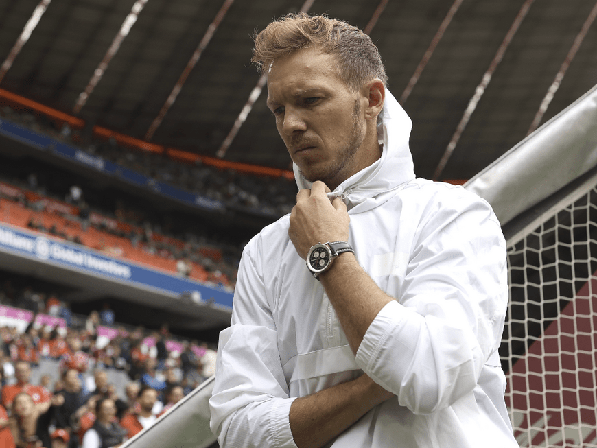 Fußball-Bundestrainer Julian Nagelsmann in weißer Jacke 