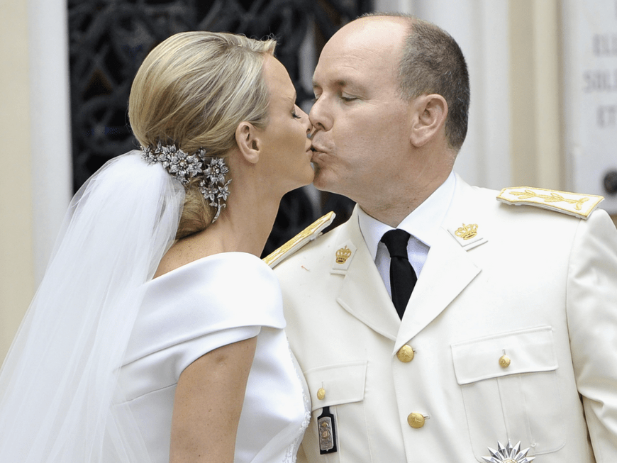 Fürstin Charlène von Monaco früher und heute: Hochzeit mit Albert 2011 - Hochzeitskuss 