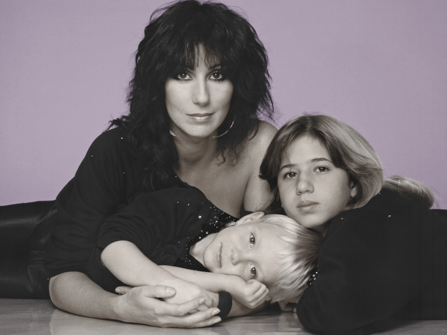 Sängerin Cher und ihre Söhne Elijah Blue Allman und Chastity Bono (r.)