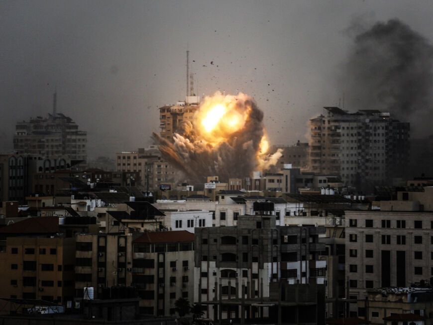 Rauch steigt auf und ein Feuerball über einem Gebäude in Gaza