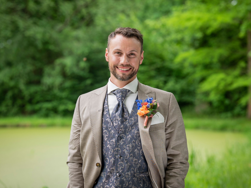 Jochen, "Hochzeit auf den ersten Blick"-Teilnehmer 2023, im Anzug