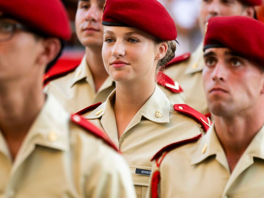 Prinzessin Leonor von Spanien lächelt in Militäruniform