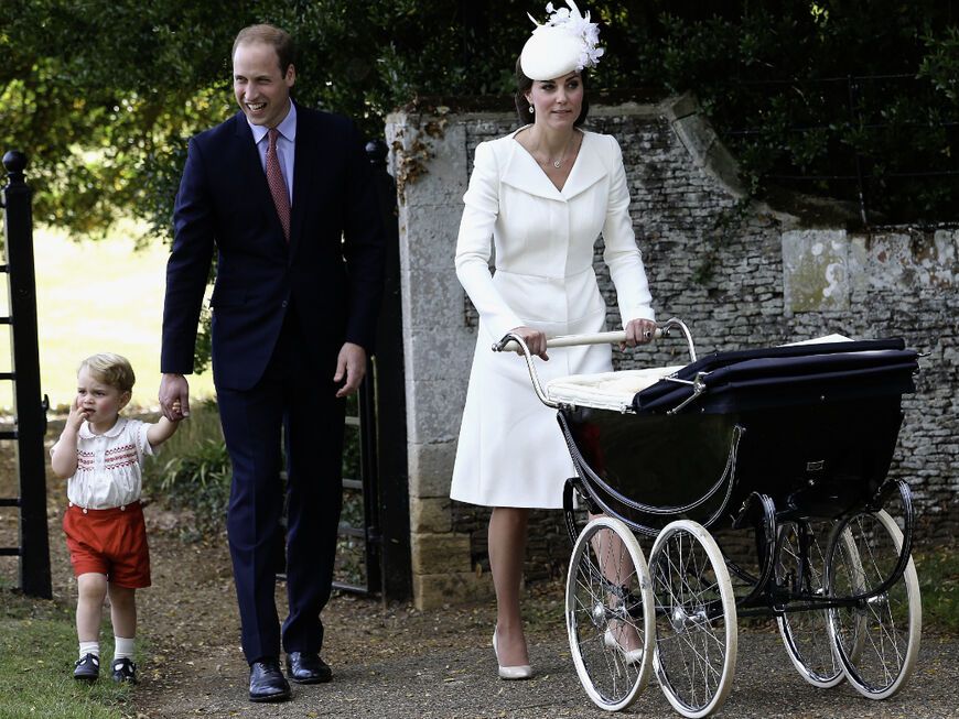 Prinz George, Prinz William und Prinzessin Kate bei der Taufe von Prinzessin Charlotte, 2015.