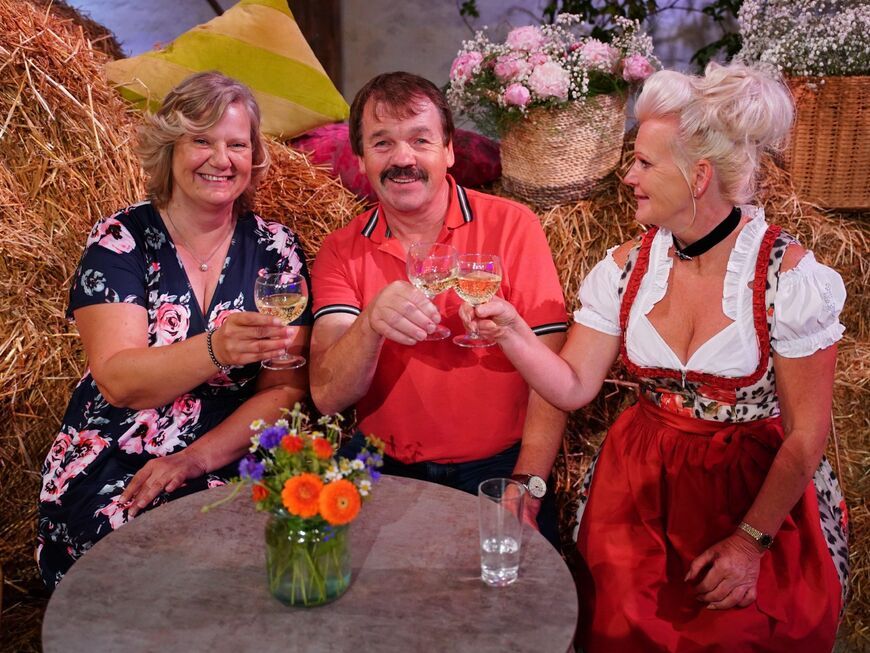 "Bauer sucht Frau" 2023: Siegfried mit seinen Hofdamen Patricia und Simone beim Scheunenfest